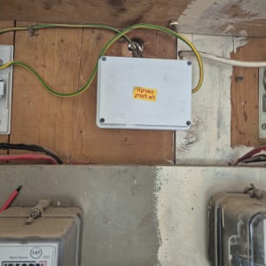 תמונה של לוח חשמל עם חוטים ומונה חשמל