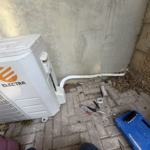 יחידת מיזוג אוויר עם כלים על הקרקע
