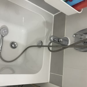 ברז אמבטיה עם צינור מקלחת וכיור