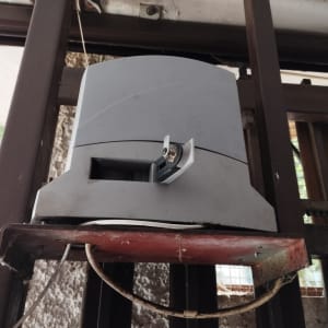 מנוע חשמלי לשער מותקן על מסגרת מתכת