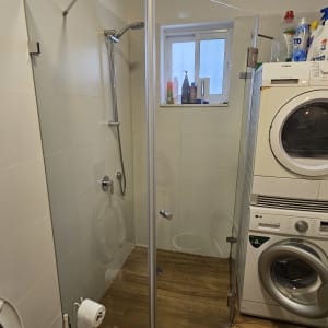 מקלחון זכוכית עם ראש מקלחת מתכת