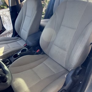 מושבי רכב נקיים לאחר ניקוי