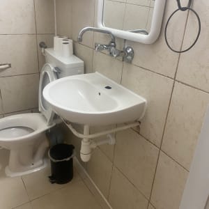 חדר אמבטיה עם כיור, אסלה ומראה
