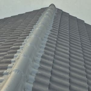 גג רעפים עם איטום לאורך הרכס