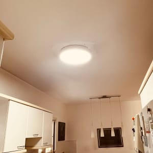 תאורה מותקנת בתקרה במטבח מודרני