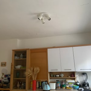 תאורה ותכולת מטבח עם ארונות וכלים