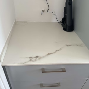 משטח שיש לבן עם עורקים כהים