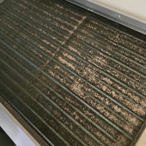 מסנן מזגן מלוכלך עם אבק ולכלוך