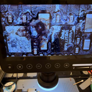 מעגל מודפס תחת מיקרוסקופ עם מסך תצוגה