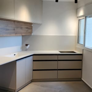 משטח שיש לבן במטבח מודרני עם ארונות בהירים