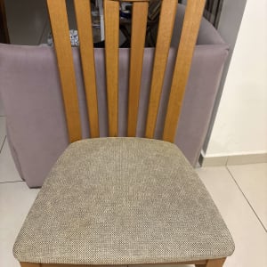 כיסא עץ בעל מושב מרופד בבד שרופד או נוקה