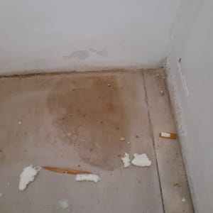 רצפה מלוכלכת עם כתמים ולכלוך בפינה