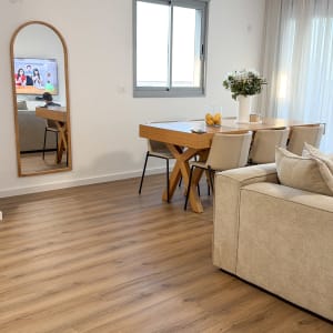 רצפת פרקט בחדר אוכל עם שולחן וכיסאות