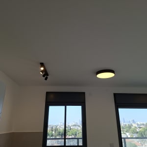 תקרה עם תאורה וחלונות נוף עירוני