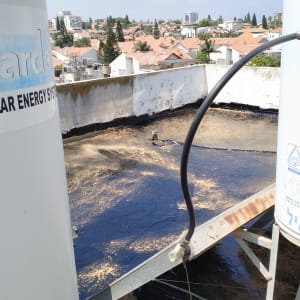 גג אטום בזפת עם דודי שמש