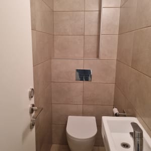 חדר שירותים עם אסלה וכיור