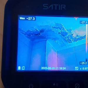 תצוגת מצלמה תרמית עם אזור לחות בתקרה