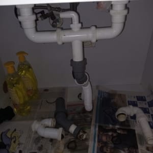 צינורות פלסטיק מתחת לכיור עם חלקים מנותקים