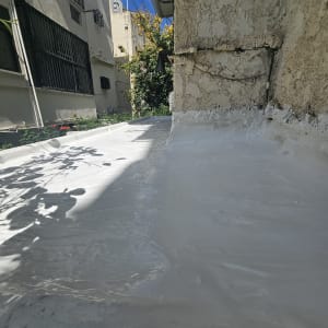משטח אטום עם חומר איטום ליד קיר חיצוני