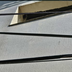 קיר בטון עם סדק אטום בחומר איטום