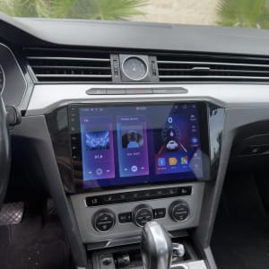 מערכת מולטימדיה ברכב עם מסך מגע ותצוגת רדיו