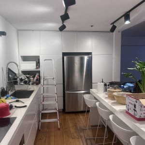 מטבח מודרני עם כיור, מקרר וסולם