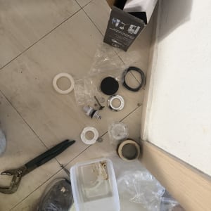 כלים וחלקים על רצפה ליד קיר