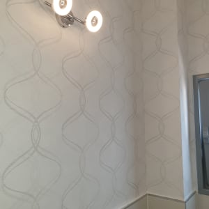 טפט עם דוגמת קווים מעוגלים על קיר