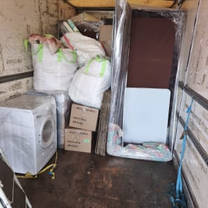 תכולת משאית עם רהיטים וארגזים למעבר דירה