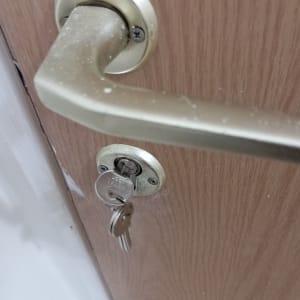 ידית דלת עם מפתח במנעול