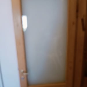 דלת עץ עם זכוכית חלבית במרכז