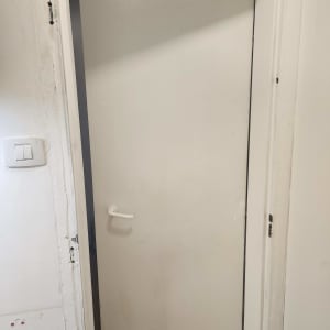 דלת לבנה פתוחה עם ידית לבנה