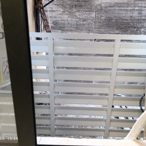 גדר אלומיניום מותקנת בחצר