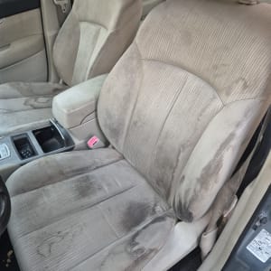 מושבי רכב מלוכלכים לפני ניקוי