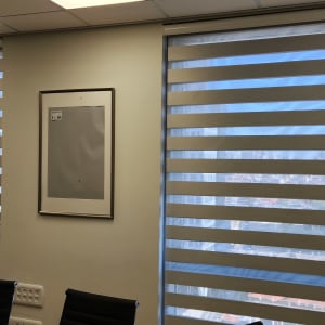 תריסים אופקיים על חלונות משרד מודרני