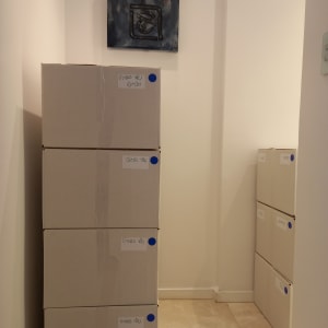 קופסאות קרטון מסודרות בערימה בפינה של חדר