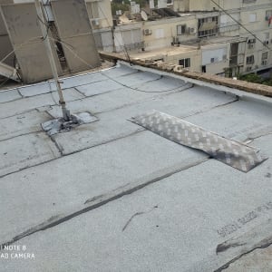 גג עם יריעות איטום ותיקון סביב צינור