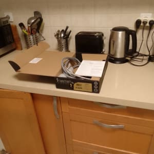 אריזת ברז מטבח פתוחה על השיש