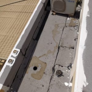 גג עם איטום ביטומני וניקוז מים