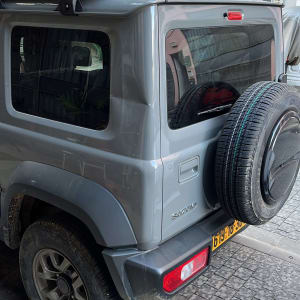 רכב שטח אפור עם גלגל רזרבי מאחור