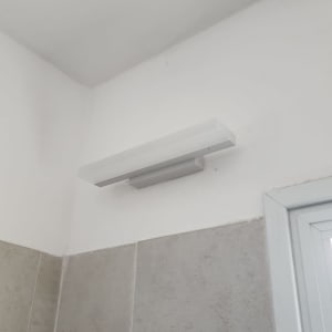 מנורת קיר מותקנת על קיר לבן