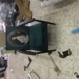 חדר עבודה עם כיסא מרופד וחומרי ריפוד מפוזרים