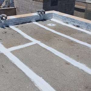 גג עם קווים לבנים לאיטום