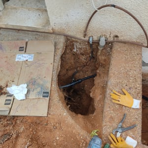 כלים לתיקון צנרת, כפפות, חפירה באדמה