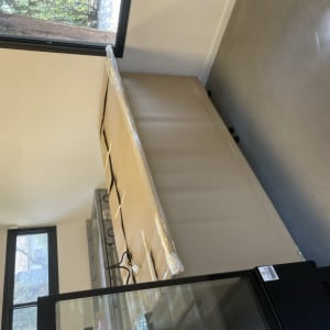 ארון עטוף בניילון עם כבלים על הרצפה