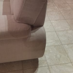 ספה עם כתמי מים על ריצוף קרמיקה