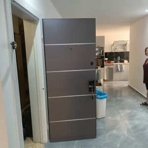 דלת מתכת עם מנעול ומפתח תלוי