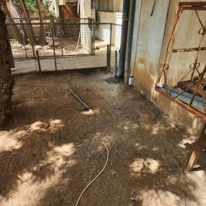 אדמה חשופה עם צינור השקיה בגינה