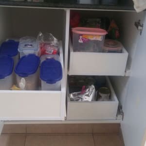 מיכלי אחסון עם מכסים כחולים במגירה פתוחה