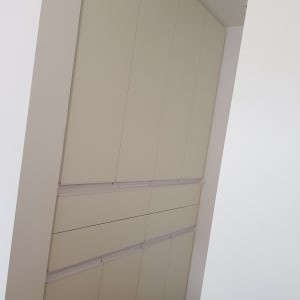 ארון קיר גבוה עם דלתות עץ לבנות